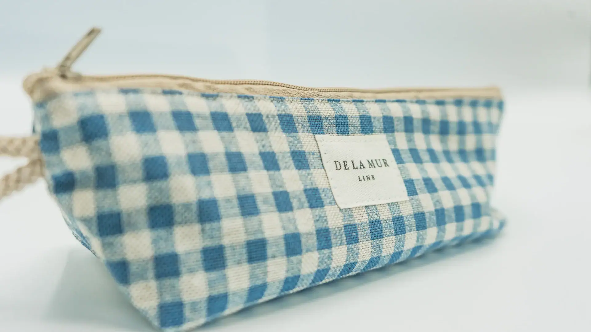 DE LA MUR Brisa Pouch side closeup