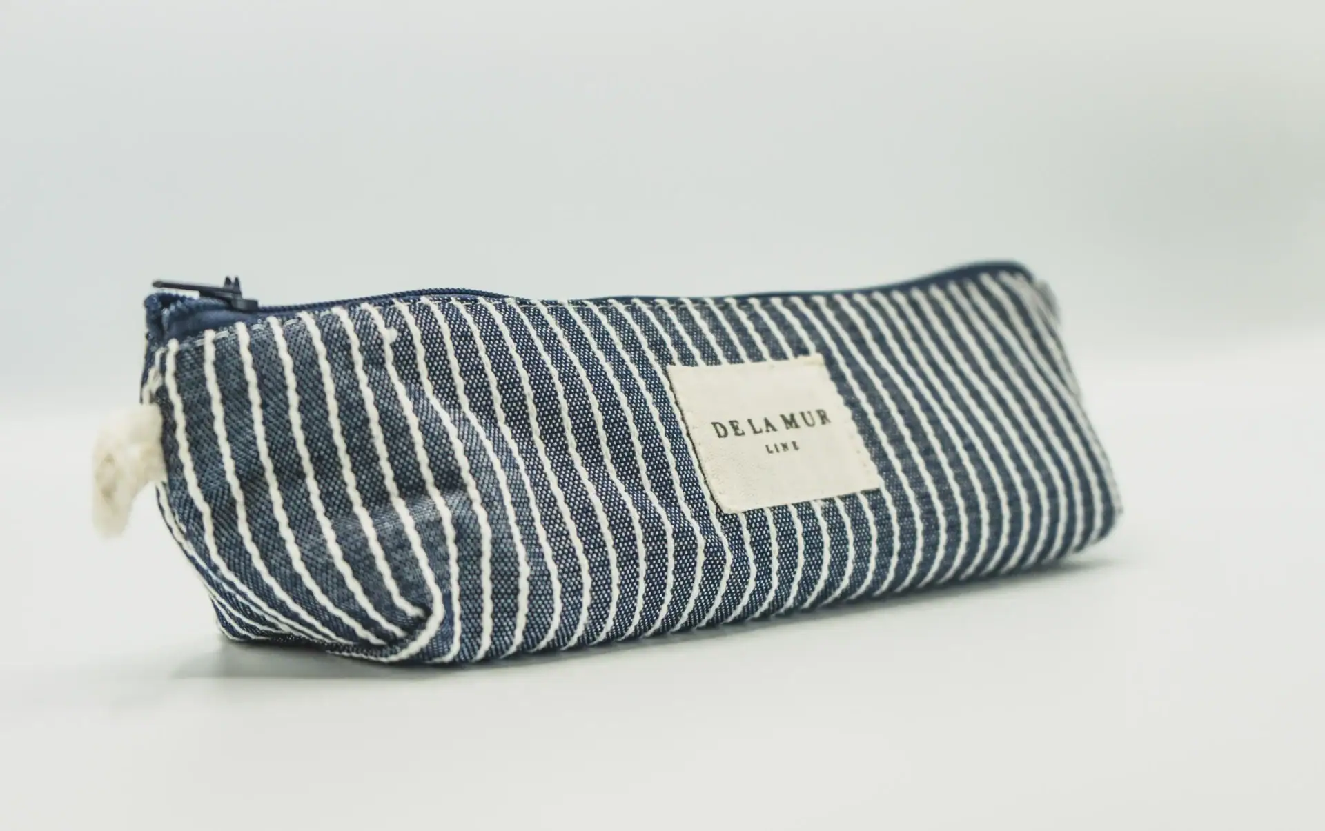 DE LA MUR Paola Pouch side closeup