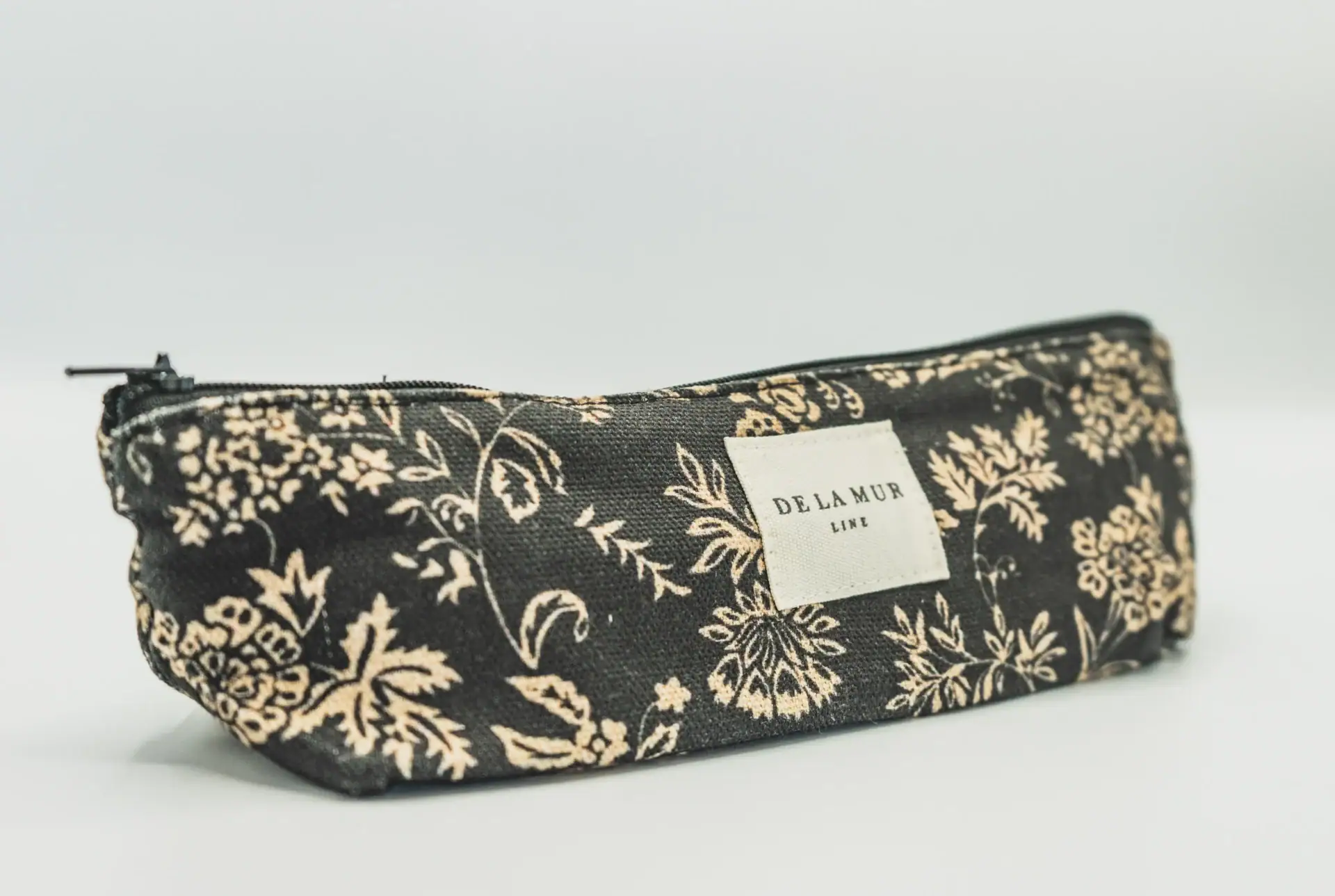 DE LA MUR Elisa Pouch side closeup